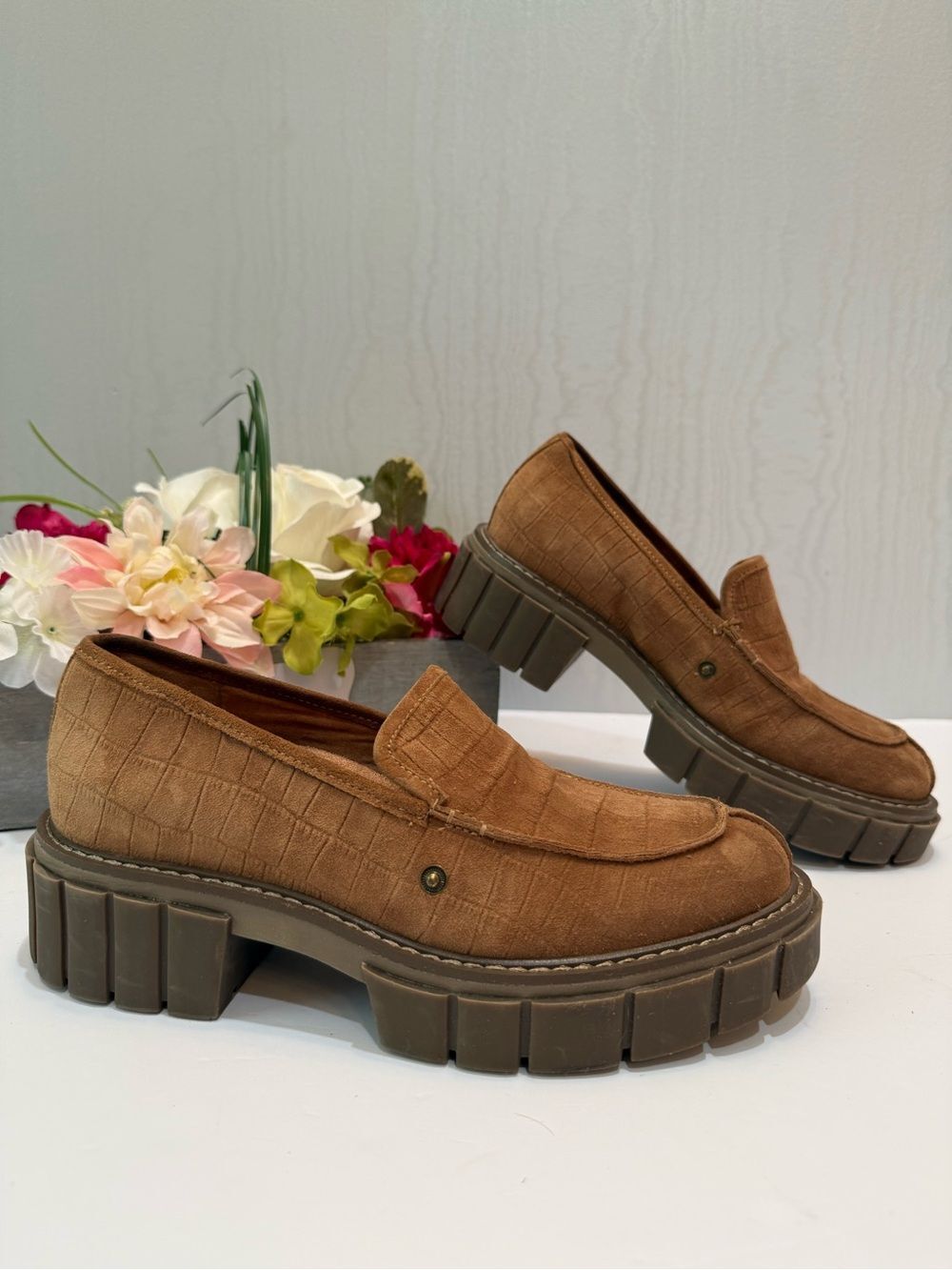 Vionic Elodie Tan Croc Embossed Suede Lug Sole Chunky Orthotic Loafers Sz 6